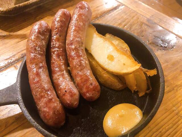 フライパンで調理されたソーセージ