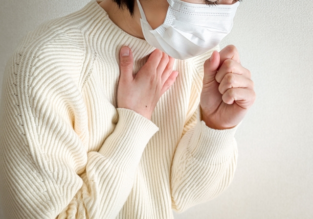 咳をしている人