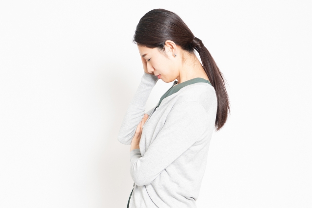 頭が痛い女性