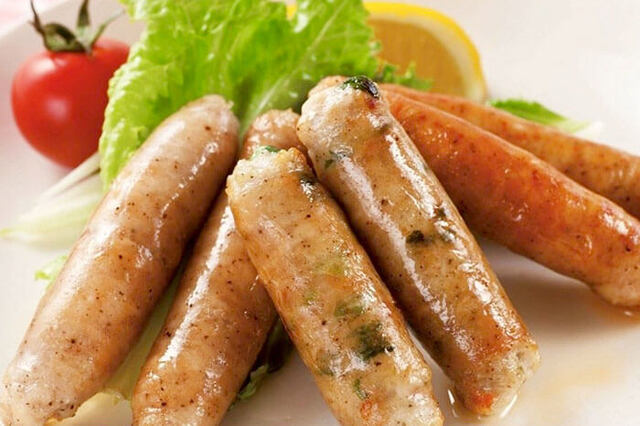 盛り付けられた鹿肉ソーセージ