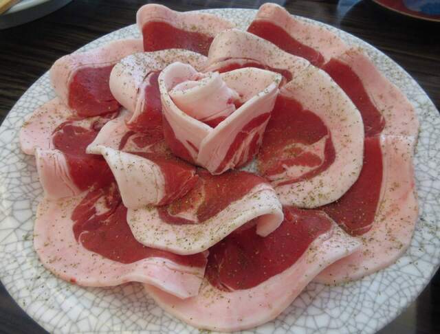 皿に盛りつけられた猪肉