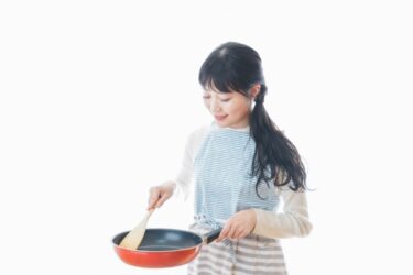 調理する女性
